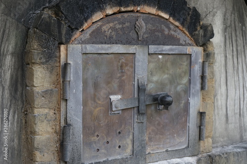 Foto Antique furnace - oven with firewood in Hungary, Europe
