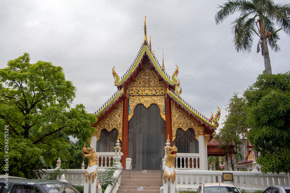 Fototapeta premium Temple guardians and hall, Wat Pan Ping, Chiang Mai, Thailand