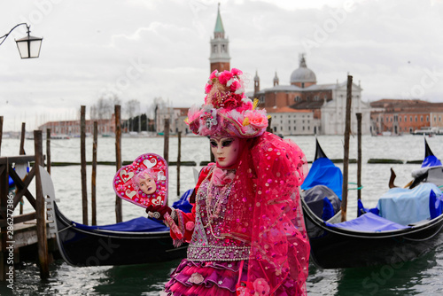 Frau mit traditioneller venezianischer Maske, Portrait, Karneval in Venedig, Venetien, Italien ©  Egon Boemsch