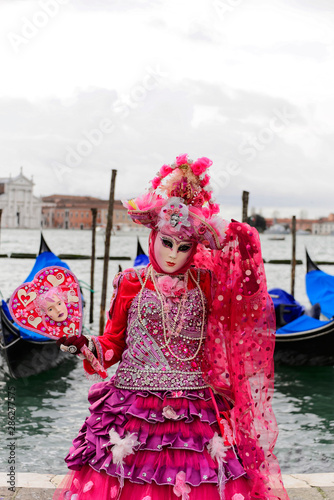 Frau mit traditioneller venezianischer Maske, Portrait, Karneval in Venedig, Venetien, Italien