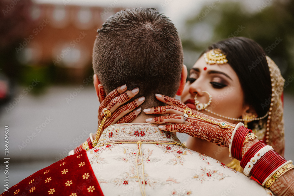 Obraz premium A beautiful bride enjoys staying with her husband on a wedding day