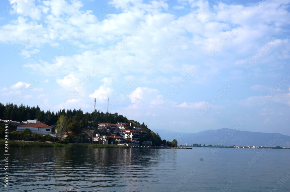 Fototapeta premium Macédoine du Nord : traversée du lac d’Ohrid de Saint-Nahum vers Struga