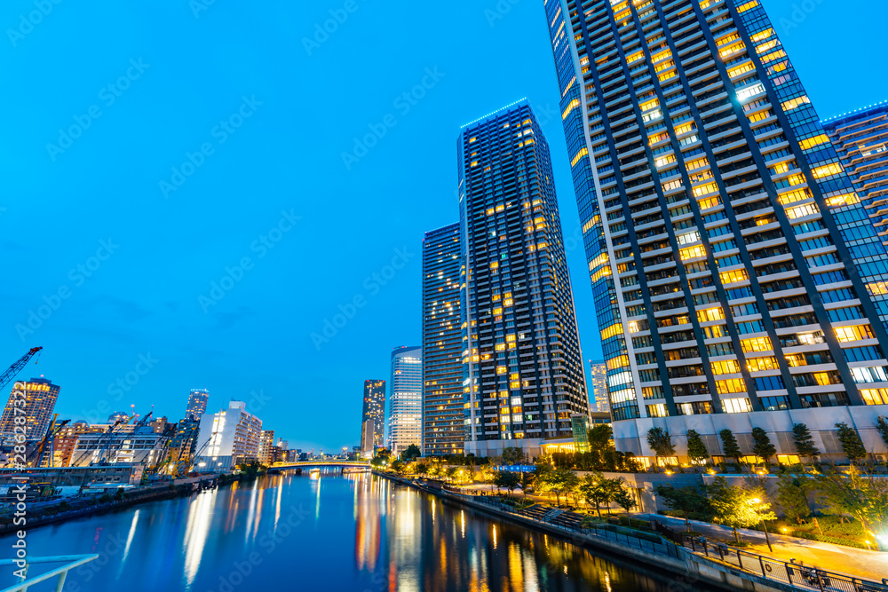 Fototapeta premium 晴海周辺の高層マンションと高層ビル群の夜景