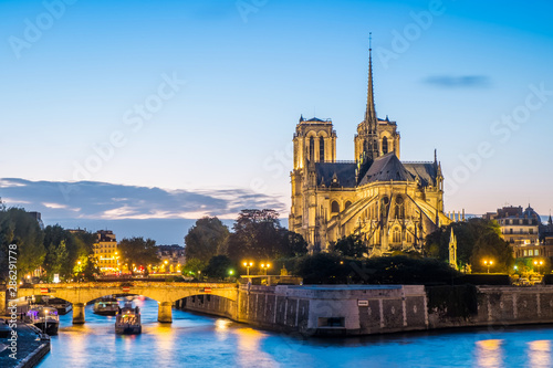 Notre Dame de Paris nocą