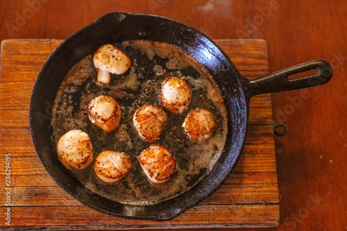 Canvas Print Selective Focus closeup of perfectly seared fresh sea scallops in butter and cra