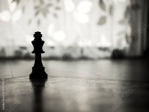 Pieza del rey de ajedrez en blanco y negro.