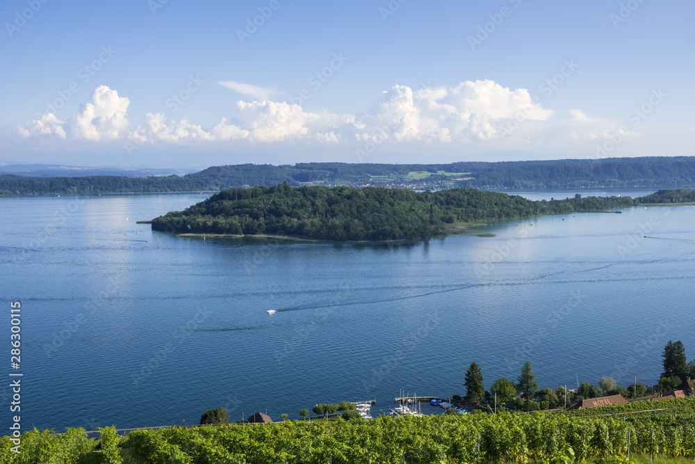 St. Petersinsel im Bielersee, Blick von Ligerz, Schweiz St. Petersinsel im Bielersee, Blick von Ligerz, Schweiz