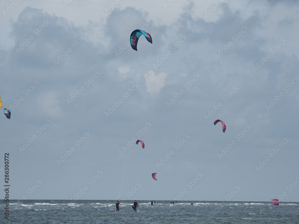 Kitesurfen am Strand von St. Peter-Ording Kitesurfen am Strand von St. Peter-Ording