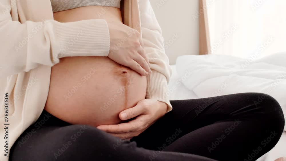Using hands to rub the belly of pregnant mother Will help to feel relaxed and happy And has a positive effect on the unborn child And the right to use state welfare Such as maintaining healthy period