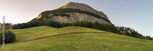 Tablou pe pânză Lueurs du soleil couchant sur le Mont Saint-Eynard, massif de la Chartreuse, Alp