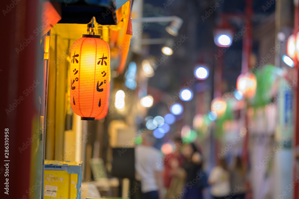 都心の夜の街にホッピーのある居酒屋の風景 都心の夜の街にホッピーのある居酒屋の風景