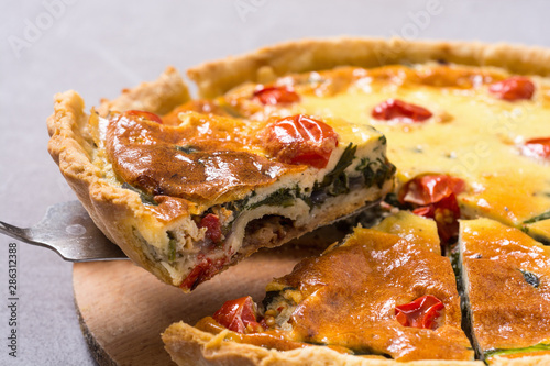 Spinach Quiche lorraine with tomatoes