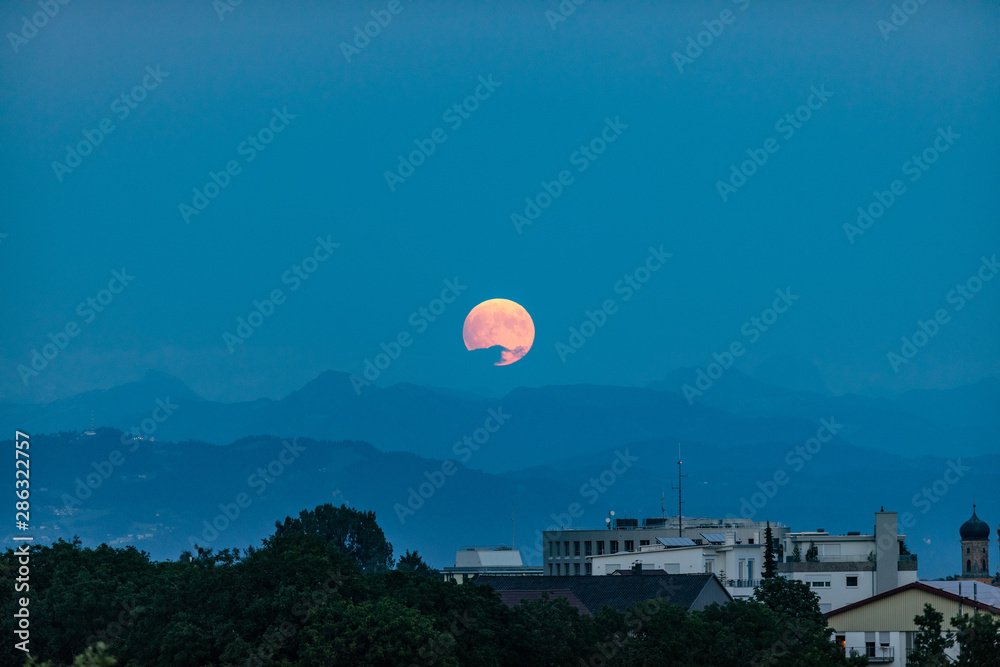 Mond über den Alpen