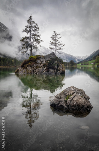 Obraz na płótnie Misty summer morning on the Hintersee lake in German Alps w salonie