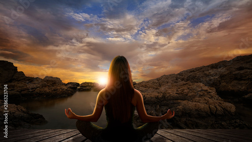 Принти на полотні Woman in yoga pose in front of the sea