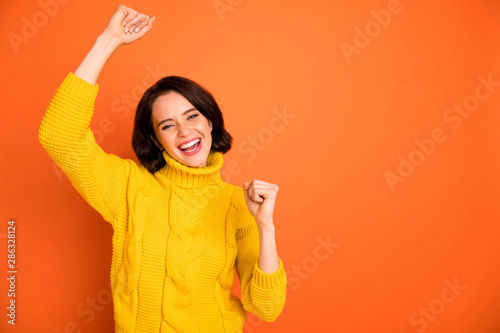 Fotografia Photo of stunned shocked surprised with victory girlfriend rejoicing her having