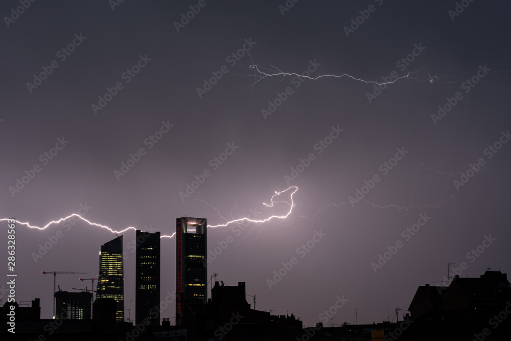 Tormenta con rayos en los rascacielos de Madrid