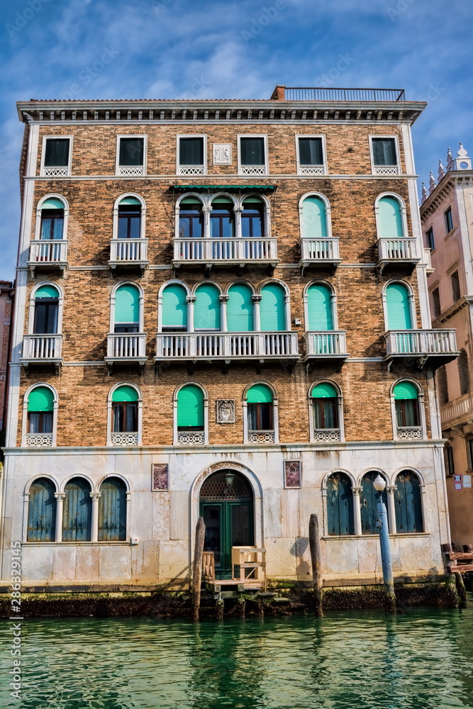 historischer palazzo am canal grande in venedig, italien