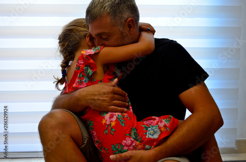 Fotografia Father and daughter hugging tenderly