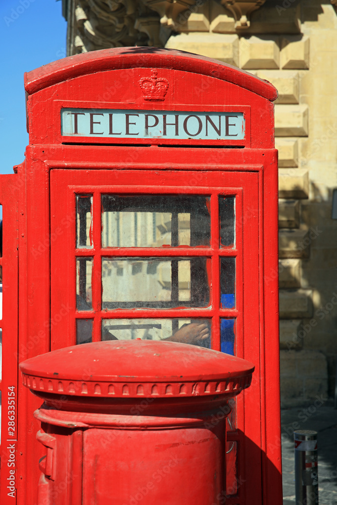 Obraz premium Alte britische Telefonzelle in Valletta. Malta