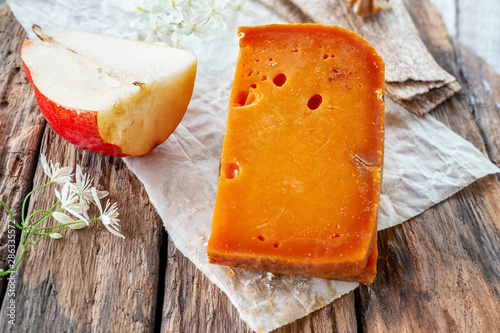 Foto Delicatessen spicy cheeses of different varieties