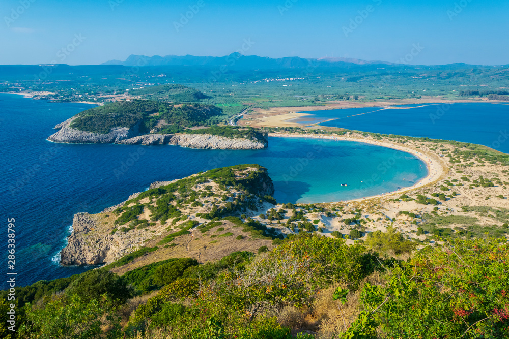 Panorama con vista dall'alto della spiaggia di Voidokilia, costa Navarino, Pylos, Kalamata, Peloponneso, Grecia