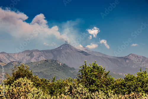 Fotografi The Etna volcano during an eruptive phase, in Sicily, Italy.