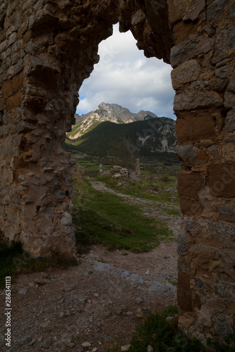 Castillo de Gósol (Castell de Gósol) con el Pedraforca en el fondo