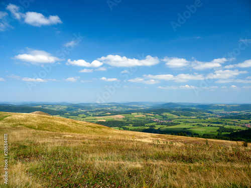 Die Wasserkuppe, der höchste Berg der Rhön und die Abtsrodaer Kuppe, Biosphärenreservat Rhön, Hessen, Deutschland.