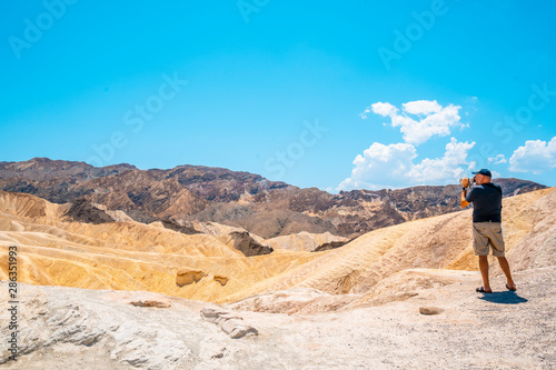 Death Valley, California / United States »; August 2019: A photographer photographing in the beautiful Zabriskre Point