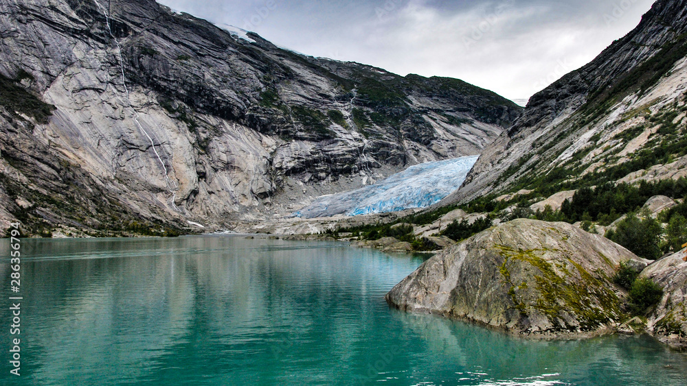 Im blauen Eis des Nigardsbreen - Gletscherzunge in Norwegen - Panorama