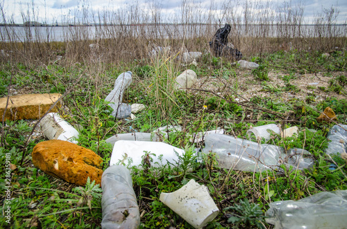 Fotografia Washed-up plastic litter along coast near mouth of the Thames estuary, Kent