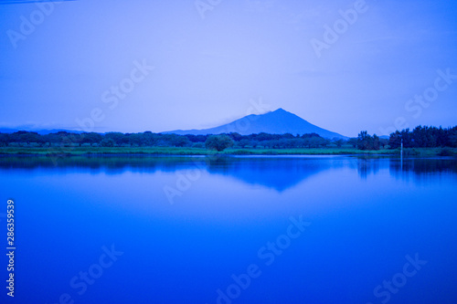 水面に映る筑波山