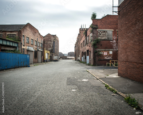 Fotografía Old and derelict warehouse next to Bootle docks: area awaiting eventual redevelopment