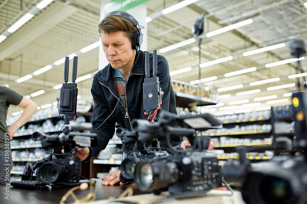 Behind the scenes of filming movies and video products, setting up equipment for shooting video and sound. The concept of producing video content for social networks, TV and blogs. Behind the scenes of filming movies and video products, setting up equipment for shooting video and sound. The concept of producing video content for social networks, TV and blogs.