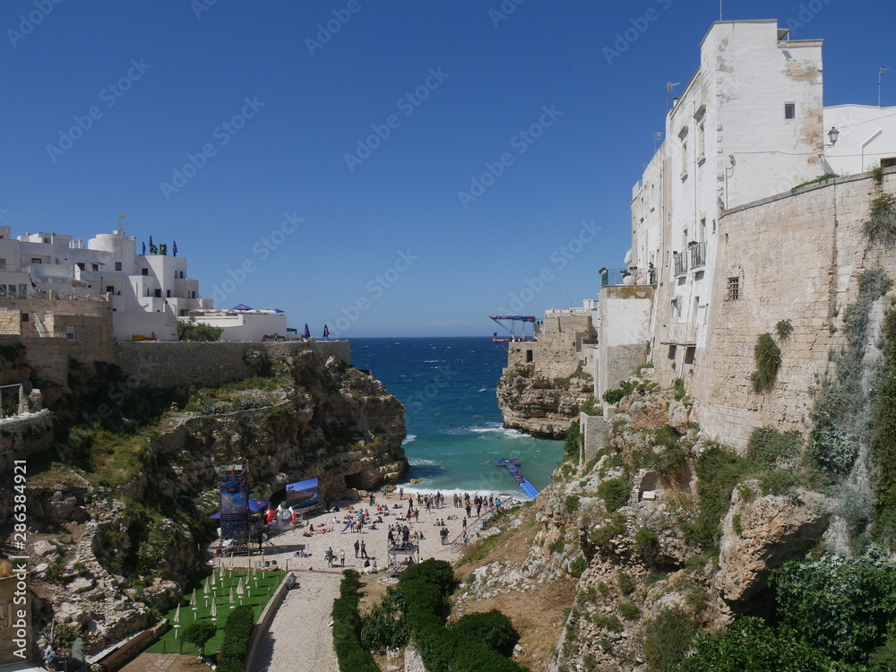 Polignano, Lama Monachile :  Deep incisions in the rock and with steep banks of karstic origin thus due to erosion. Its name derives from the presence of the monk seal in the past.