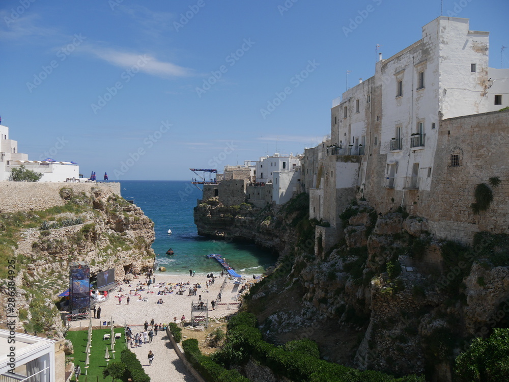 Polignano, Lama Monachile :  Deep incisions in the rock and with steep banks of karstic origin thus due to erosion. Its name derives from the presence of the monk seal in the past.