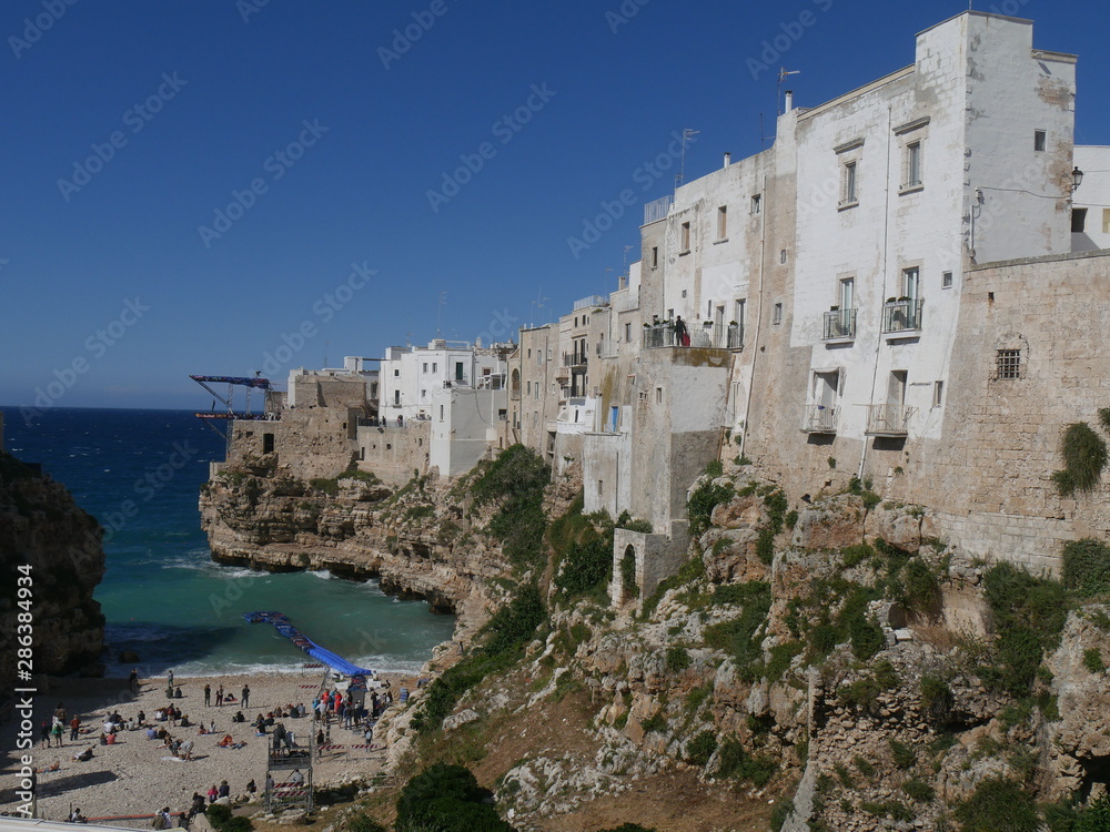 Polignano, Lama Monachile :  Deep incisions in the rock and with steep banks of karstic origin thus due to erosion. Its name derives from the presence of the monk seal in the past.
