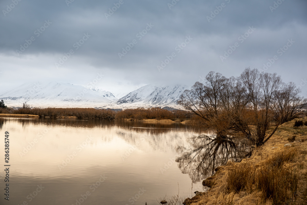Obraz premium beautiful Lake Tekapo scenery on a cloudy summer day with the New Zealand Southern alps in the background