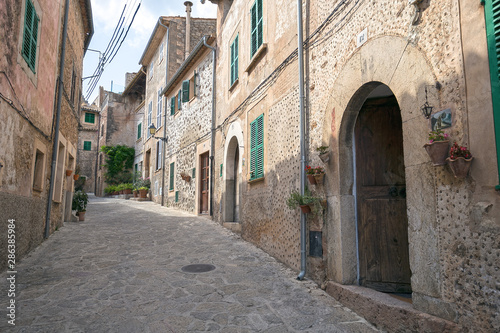 Fototapeta Naklejka Na Ścianę i Meble -  Beautiful streets of Valldemossa in Mallorca