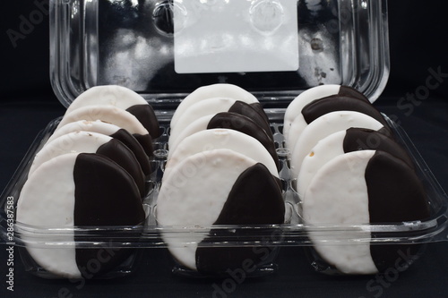 chocolate and vanilla cookie pack