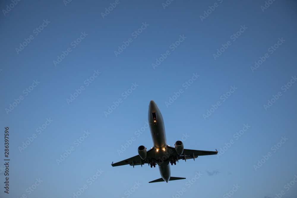 Obraz premium 大阪空港に着陸する飛行機