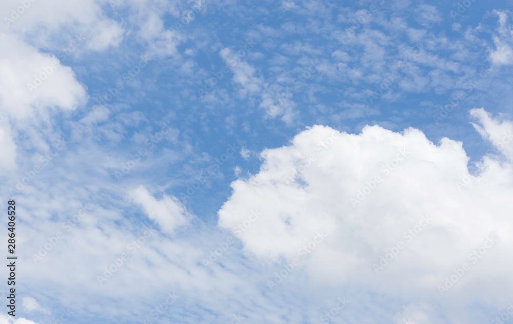 Fototapeta premium Clear blue sky with white tiny cloud pattern background in sunshine day