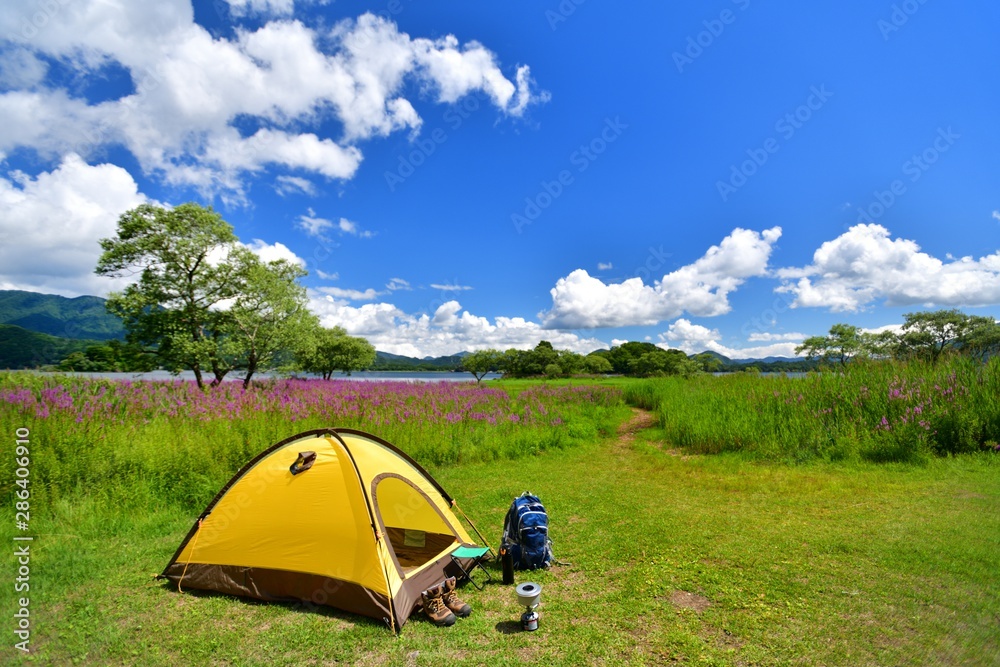夏の高原・湖畔のキャンプ