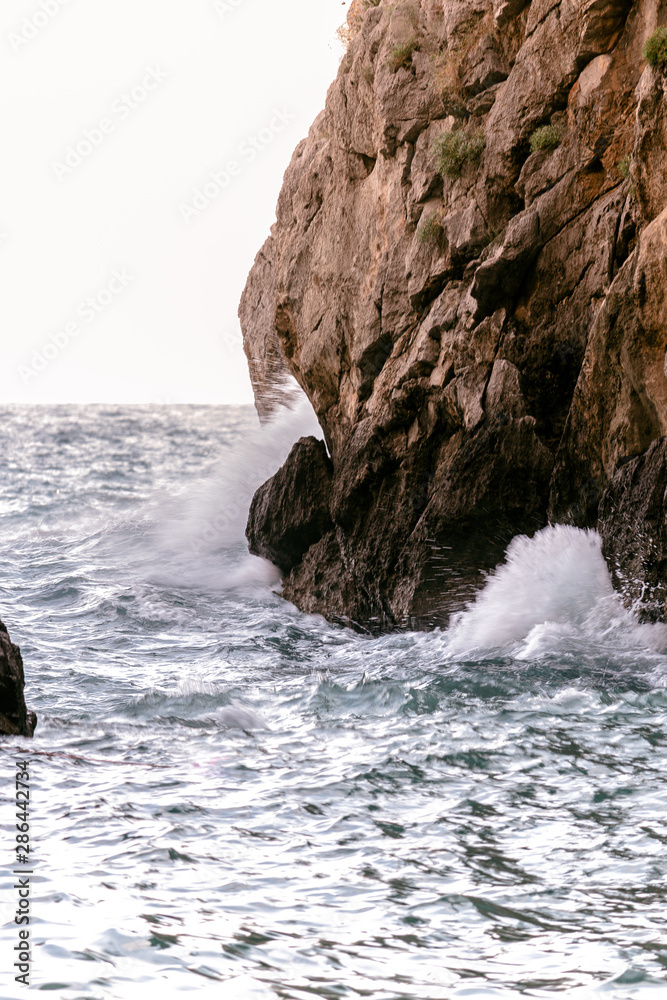 Naklejka premium waves crashing on the rocks