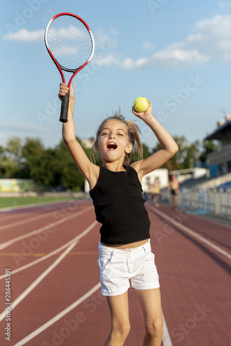 Medium shot of girl playing tennis © Freepik
