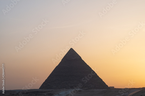 La Pyramide de Kh  phren au coucher de Soleil