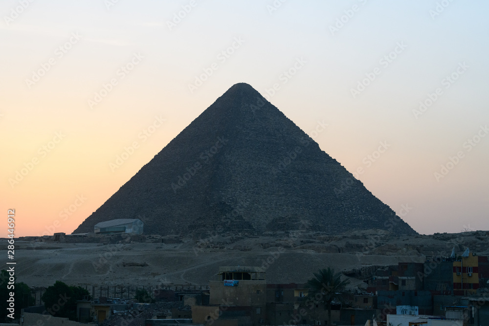 La Pyramide de Khéops au coucher de Soleil La Pyramide de Khéops au coucher de Soleil