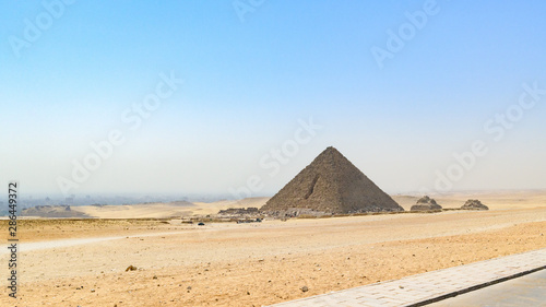 La Pyramide de Myk  rinos et les Pyramides des reines
