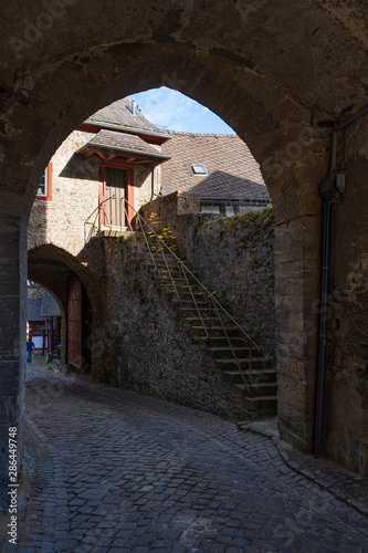 Fototapeta Naklejka Na Ścianę i Meble -  Blick durch einen Durchgang auf eine alte Steintreppe in Braunfels/Deutschland
